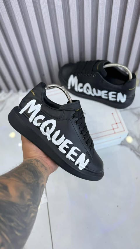 Alexander mc queen negro rotulado